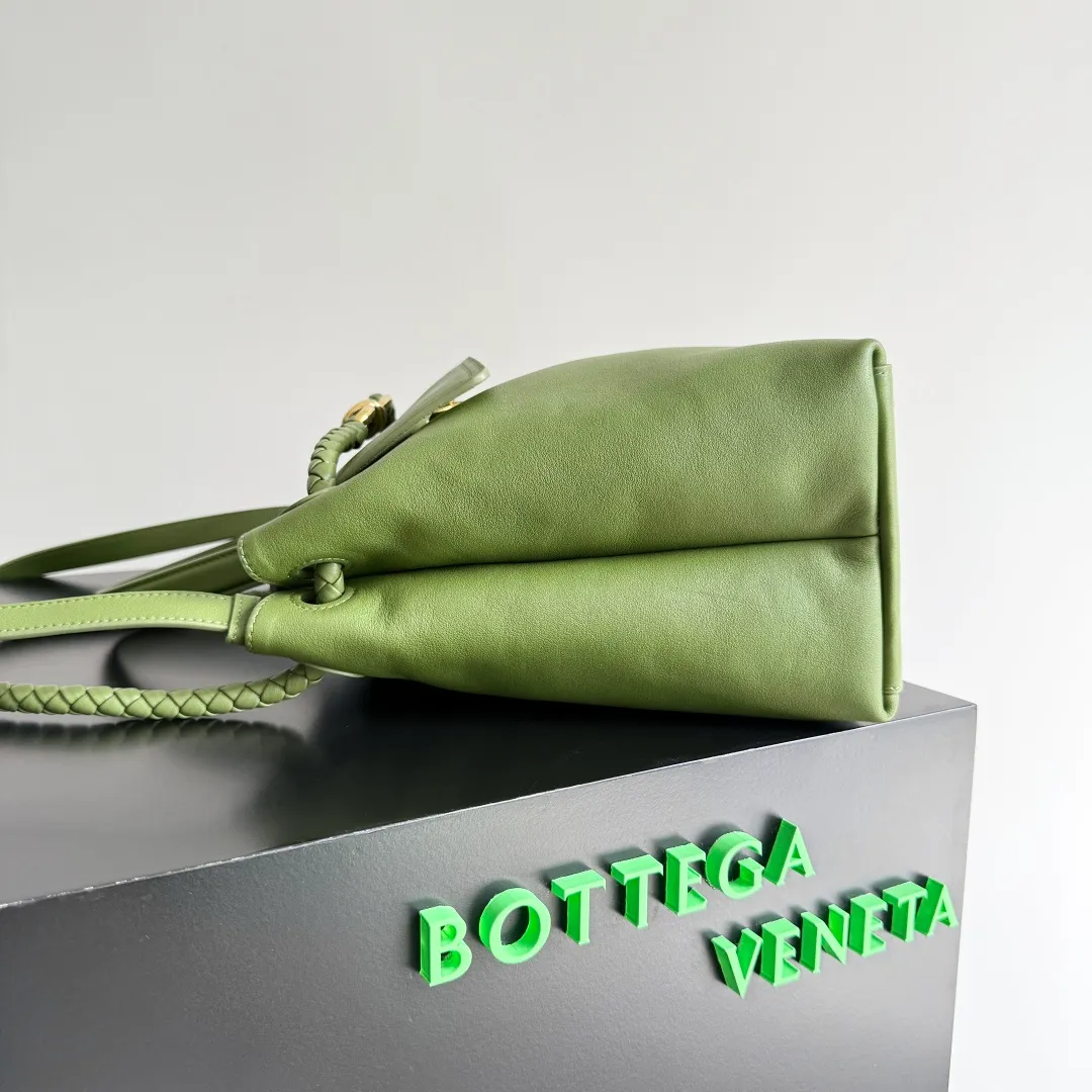 Batch 2360 BottegaVeneta Latest Ciao Ciao Bag Silky cowhide two-way flap handbag with signature twist detail, hidden hook closure, flap can be fastened to the front or attached to the INTRECCIATO woven interior pocket, comes with an adjustable and detachable crossbody strap, interior compartment, and also features a zippered pocket. The surprise flap has various shapes. Style 1 - Cover the bag surface and expose the knot decoration. Style 2 - Place the flap inside the bag. A buckle is also designed. Style 3 - The U-shaped position of the top handle in the hand bag. Style No.: 817231 Size: 34*26*15cm